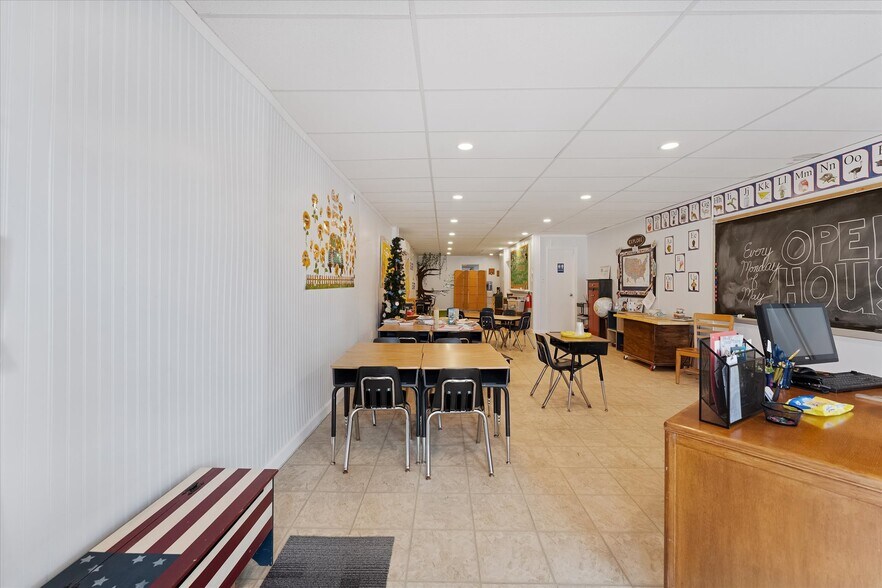 More Photos Of 313 E Main St, Humble Showroom For Sale