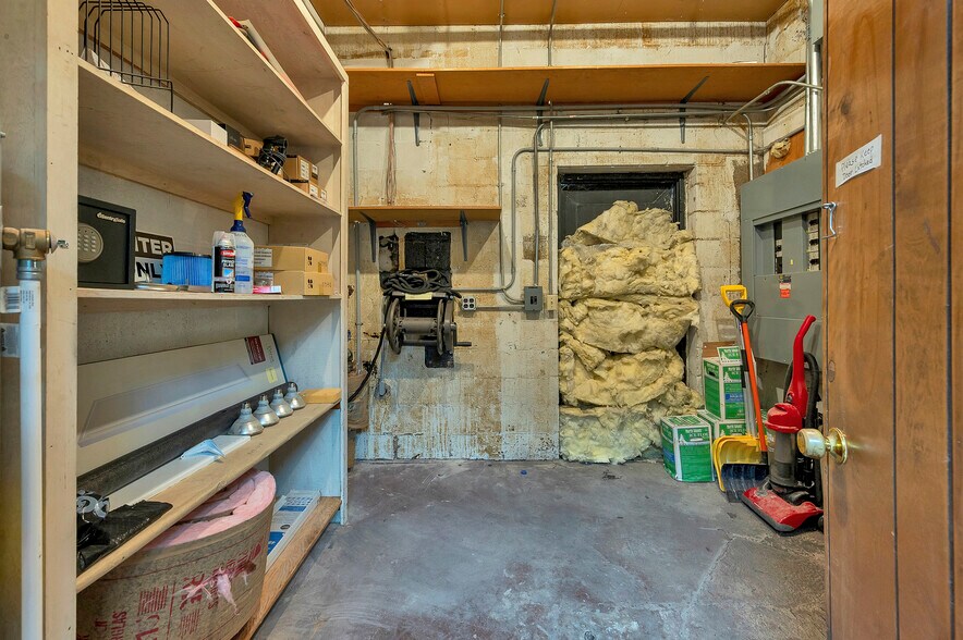 More Photos Of 1279 E Mason St, Green Bay Storefront For Sale