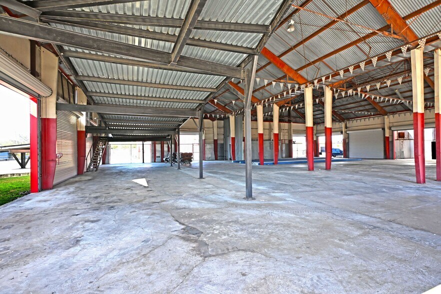 More Photos Of 1123 Bowie St, Seguin Warehouse For Sale