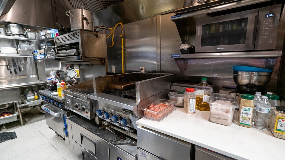 More Photos Of 201-205 NE 31st St, Oakland Park Restaurant For Lease