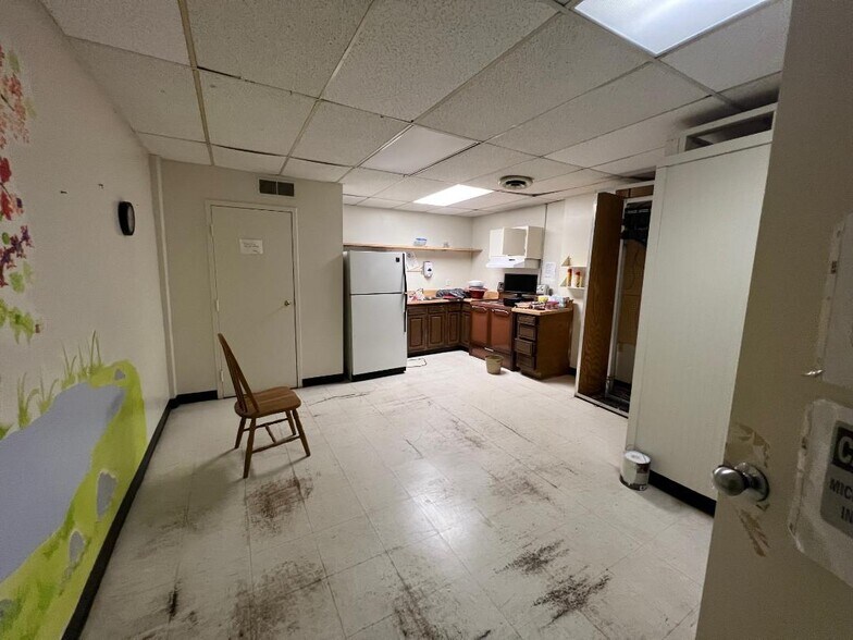 More Photos Of 625 8th St, Huntington Office For Lease