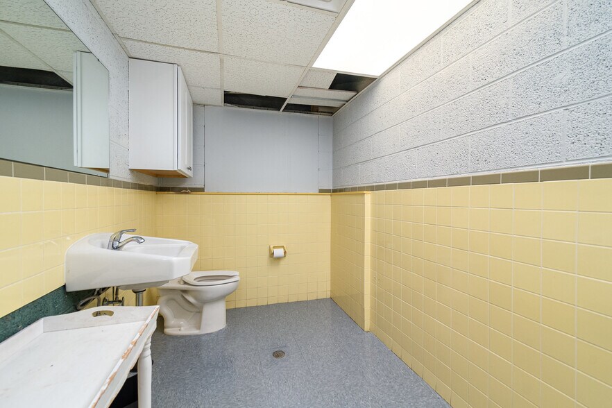 More Photos Of 334 S Water St, Saginaw Office For Sale
