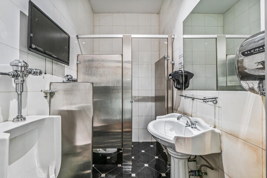 More Photos Of 500 City Island Ave, Bronx Restaurant For Sale