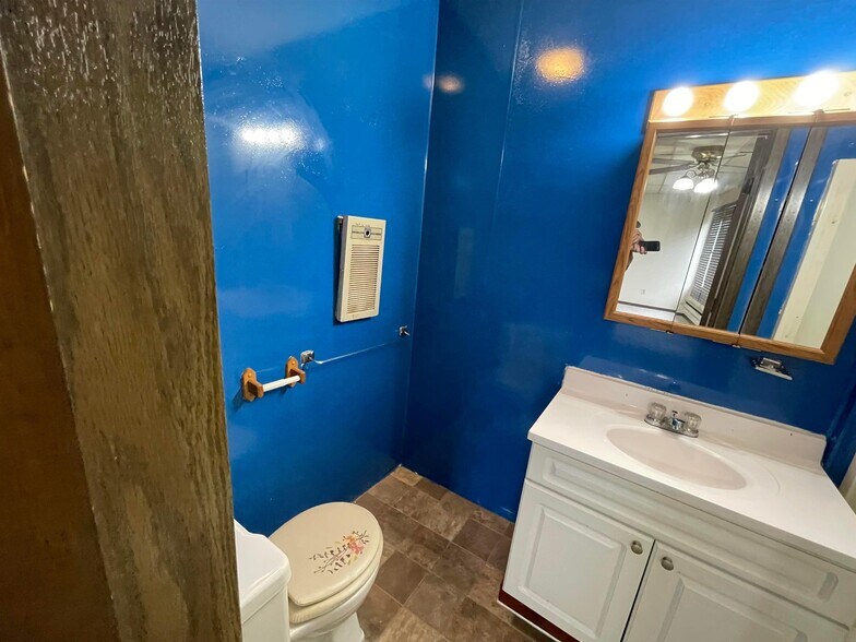 More Photos Of 1 S Frederick Ave, Oelwein Storefront Retail Residential For Sale