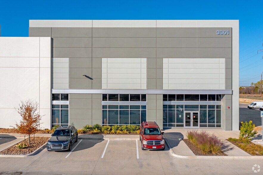 More Photos Of 3301 E Park Row Dr, Arlington Warehouse For Lease