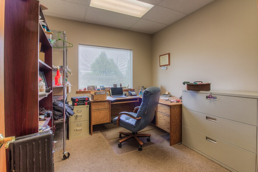 More Photos Of 445 Barnard Blvd, Sunnyside Office For Sale