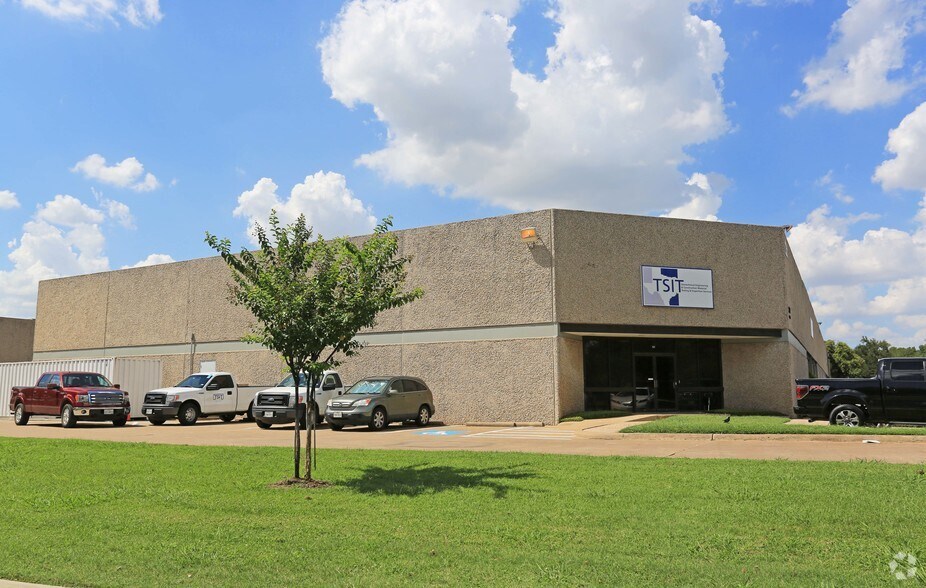 More Photos Of 2211 Century Center Blvd, Irving Warehouse For Lease