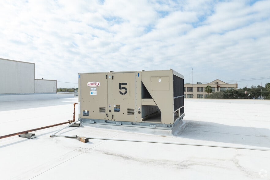 More Photos Of 1737 S Staples St, Corpus Christi Freestanding For Lease