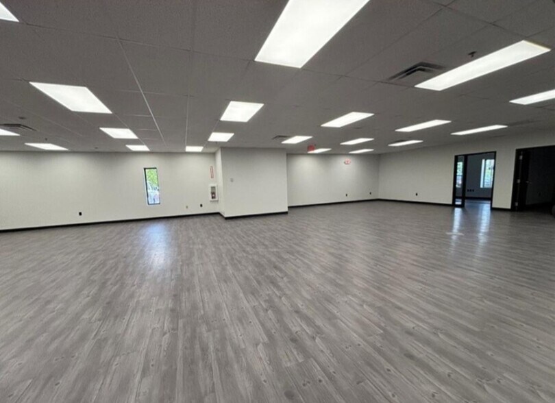 More Photos Of 61501 Southgate Rd, Cambridge Office For Lease