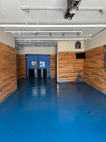 More Photos Of 6900 W Broadway Ave, Minneapolis Freestanding For Sale