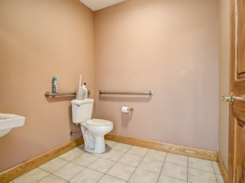 More Photos Of 1041 Shawnee Rd, Lima Freestanding For Lease