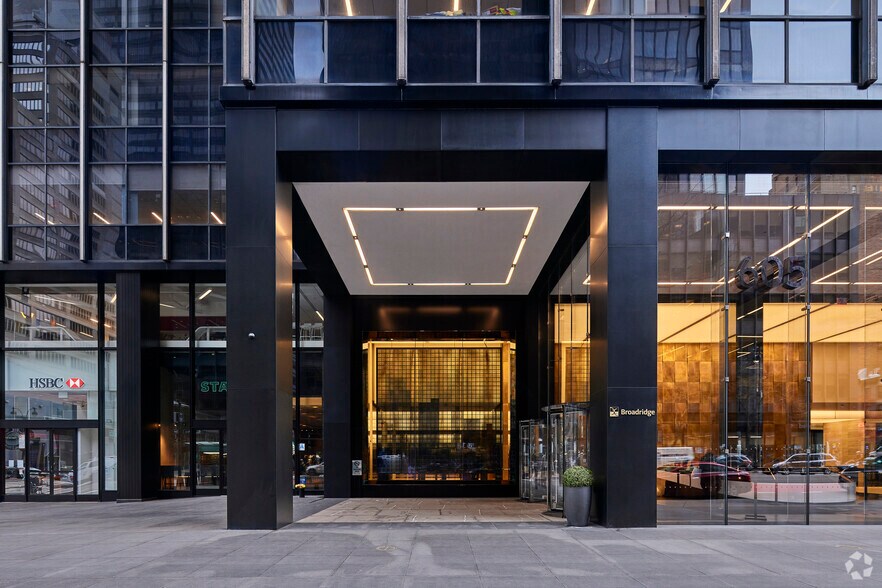 More Photos Of 605 Third Ave, New York Office For Lease