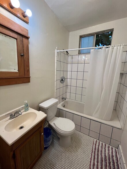 More Photos Of 1527 N McCadden Pl, Los Angeles Dormitory For Lease