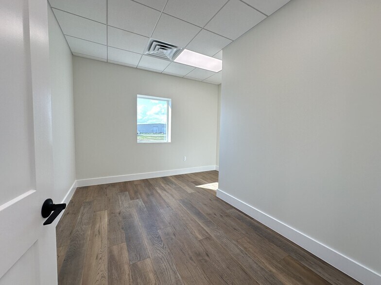 More Photos Of 1704 Westair, Gainesville Warehouse For Lease