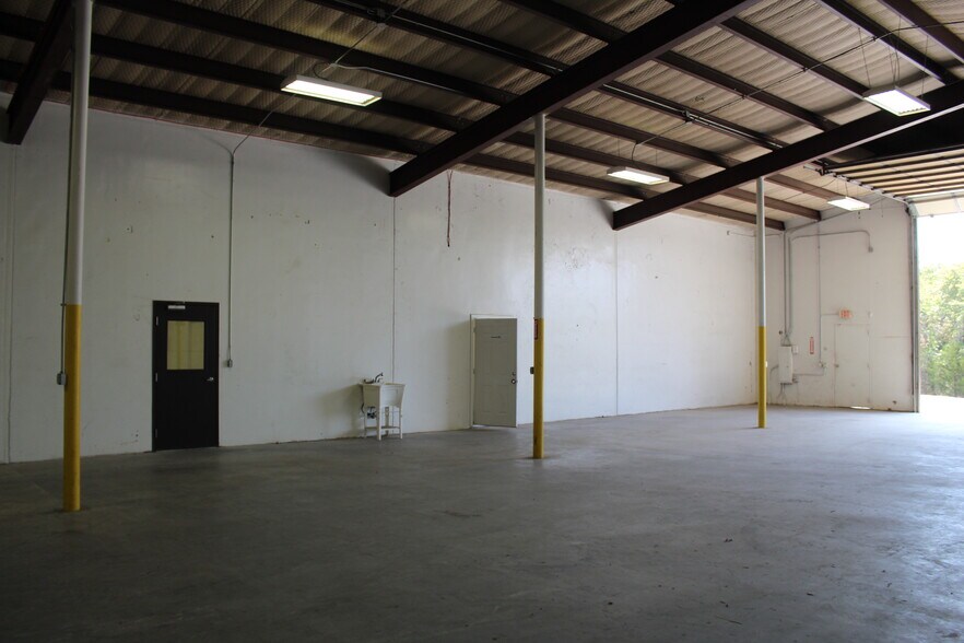 More Photos Of 1808 Barnett Dr, Weatherford Warehouse For Lease