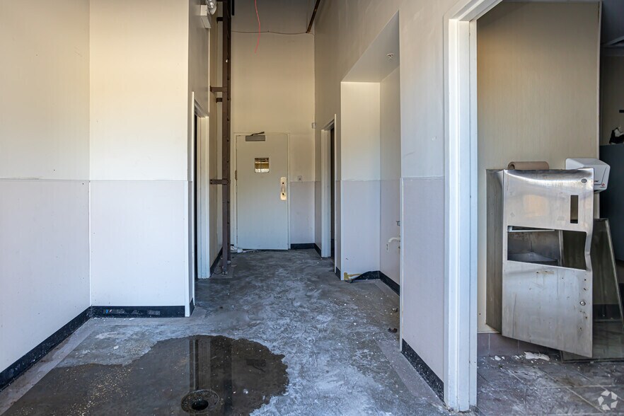 More Photos Of 5501 Crowder Blvd, New Orleans Storefront Retail Office For Lease