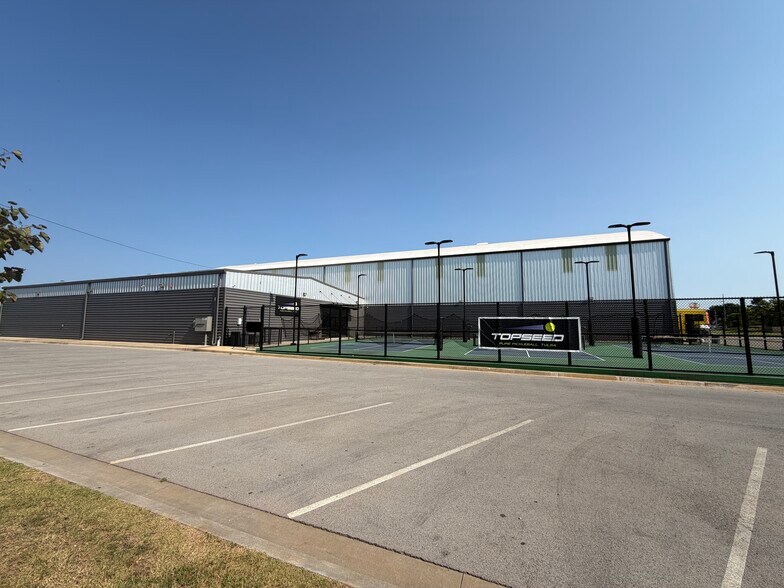 More Photos Of 2795 E 91st St, Tulsa Sports And Entertainment For Sale