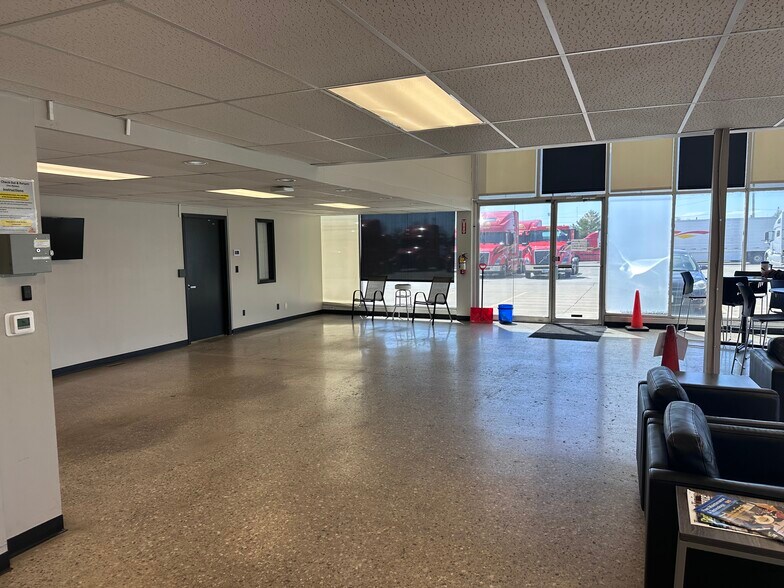 More Photos Of 5325 NE 14th St, Des Moines Showroom For Lease