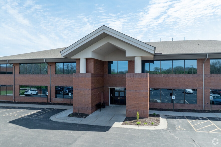 More Photos Of 1101 S 70th St, Lincoln Office Residential For Lease