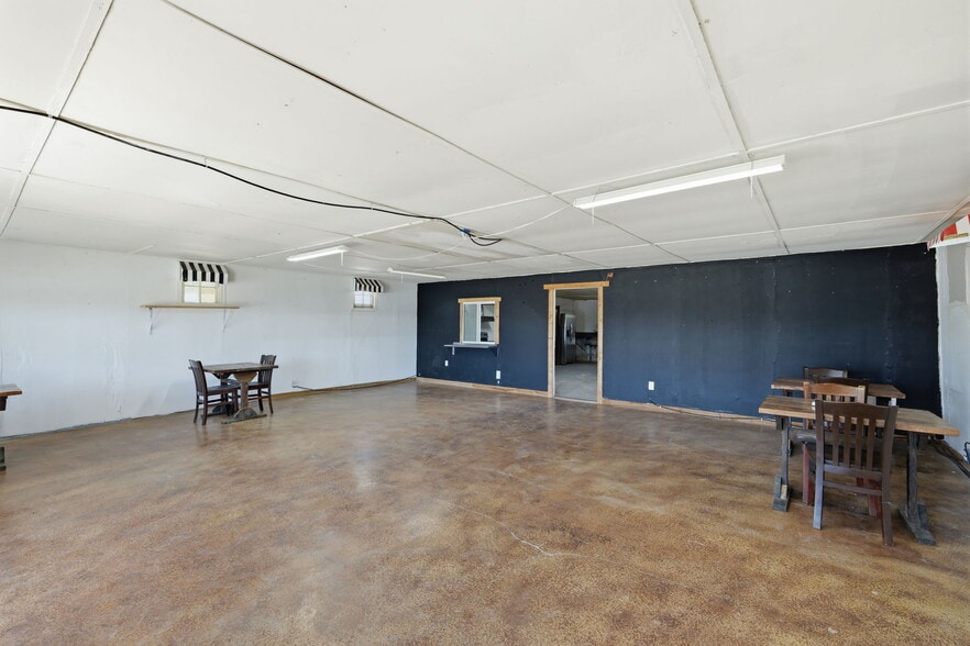 More Photos Of 110 County Road 421, Thorndale Freestanding For Sale