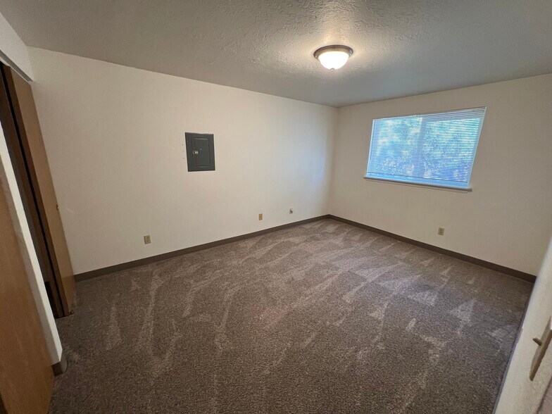 More Photos Of 414 NE Norton Ave, Bend Apartments For Sale