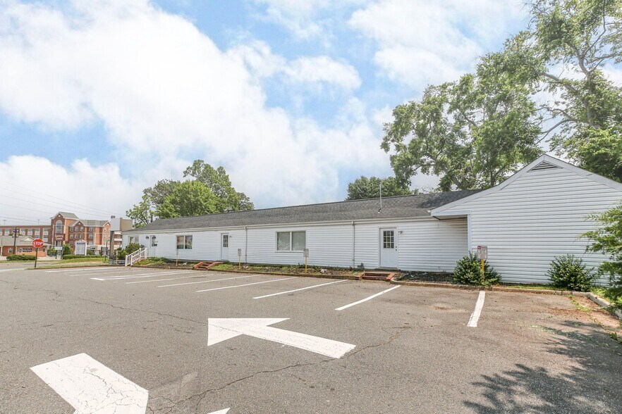 More Photos Of 1210 Snowden St, Fredericksburg Veterinarian Kennel For Lease