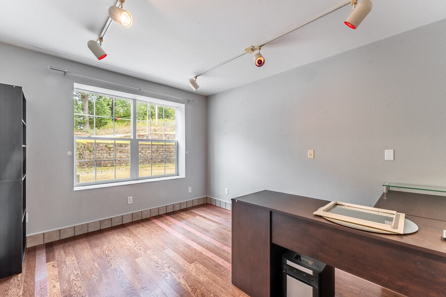 More Photos Of 160 Oldham Dr, Bella Vista Light Distribution For Sale