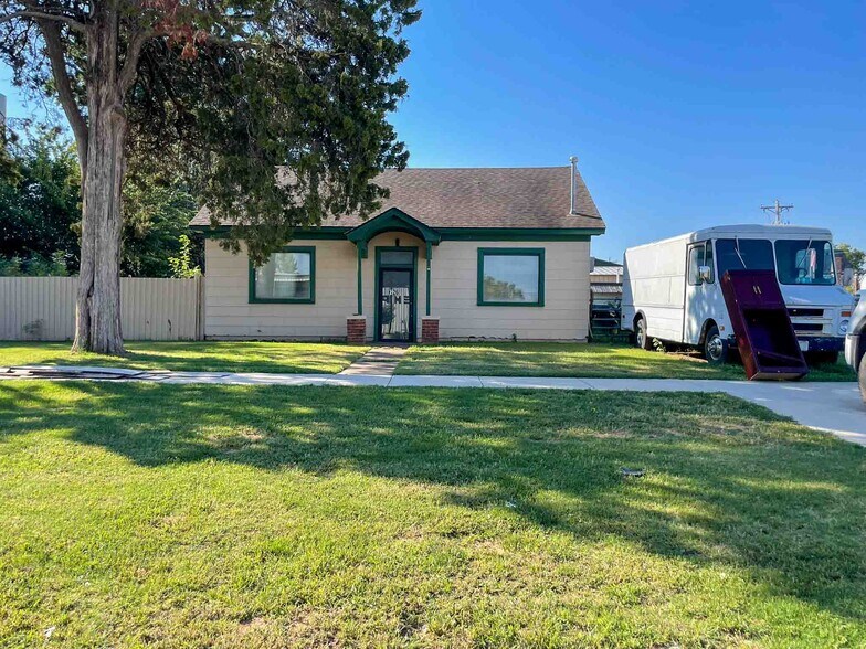 More Photos Of 126 W Main St, Edmond Freestanding For Sale