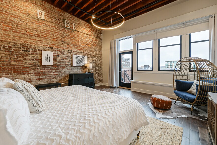 More Photos Of 122 College St, Asheville Storefront Retail Residential For Sale