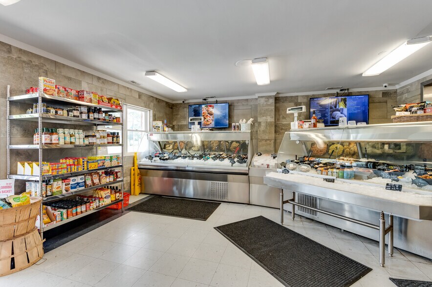 More Photos Of 16552 General Puller Hwy, Deltaville Specialty For Sale