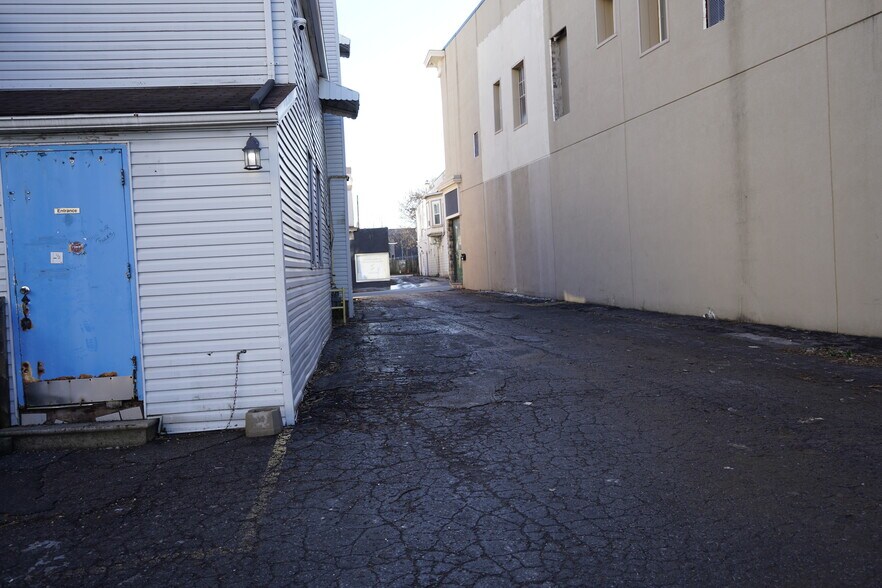 More Photos Of 5831 Ferry St, Niagara Falls Storefront Retail Residential For Sale