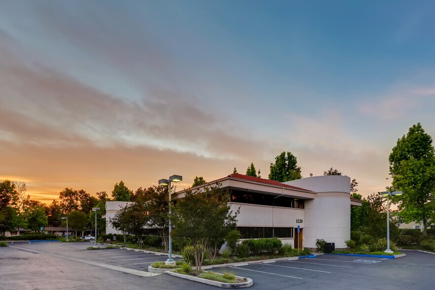 More Photos Of 1220 La Venta Dr, Westlake Village Medical For Lease