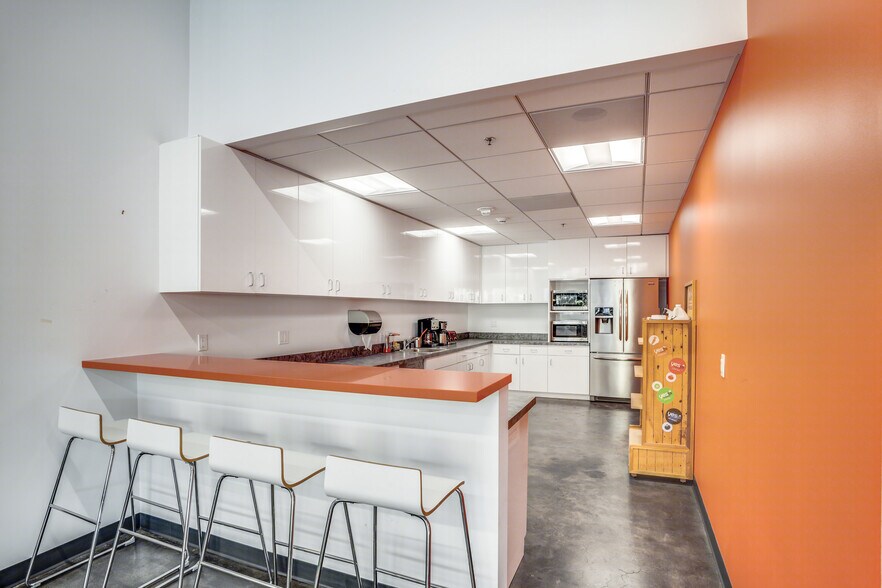 More Photos Of 177 E Colorado Blvd, Pasadena Office For Sale