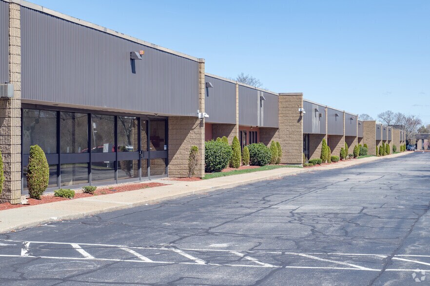 More Photos Of 40-68 Amaral St, Riverside Medical For Lease