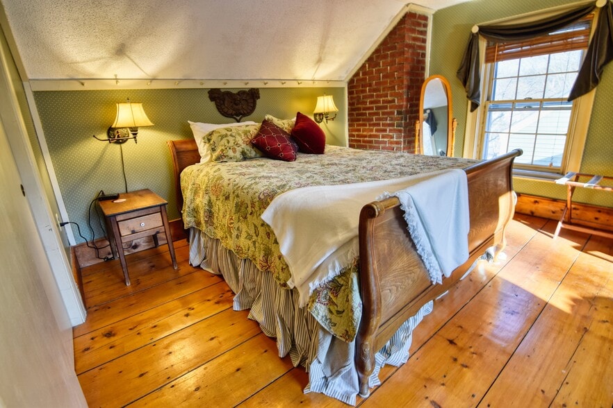 More Photos Of 27 Route 25, Plymouth Hospitality For Sale