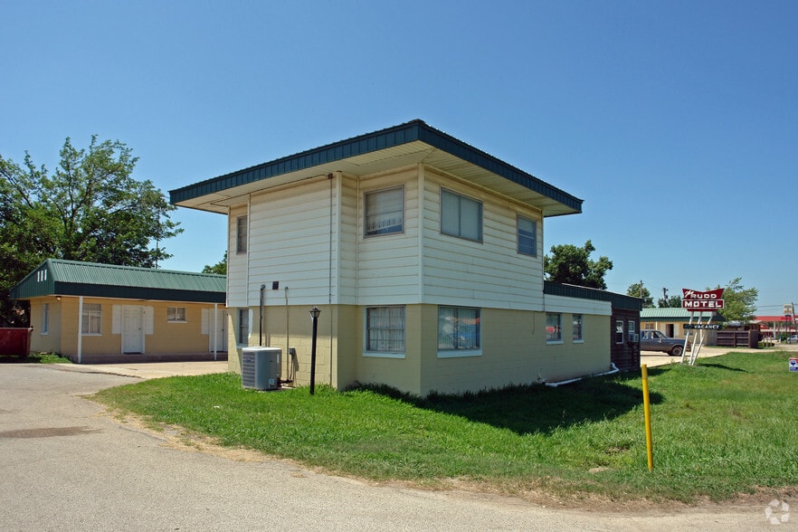 Primary Photo Of 224 S Ash St, Nowata Hotel For Sale