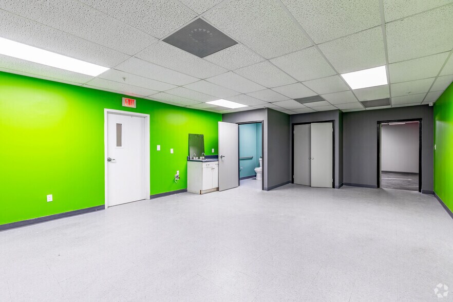 More Photos Of 2401 72nd St N, Saint Petersburg Manufacturing For Sale