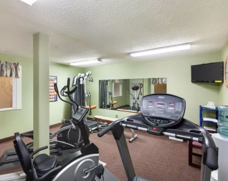 More Photos Of 2008 Avenue F NW, Childress Hotel For Sale