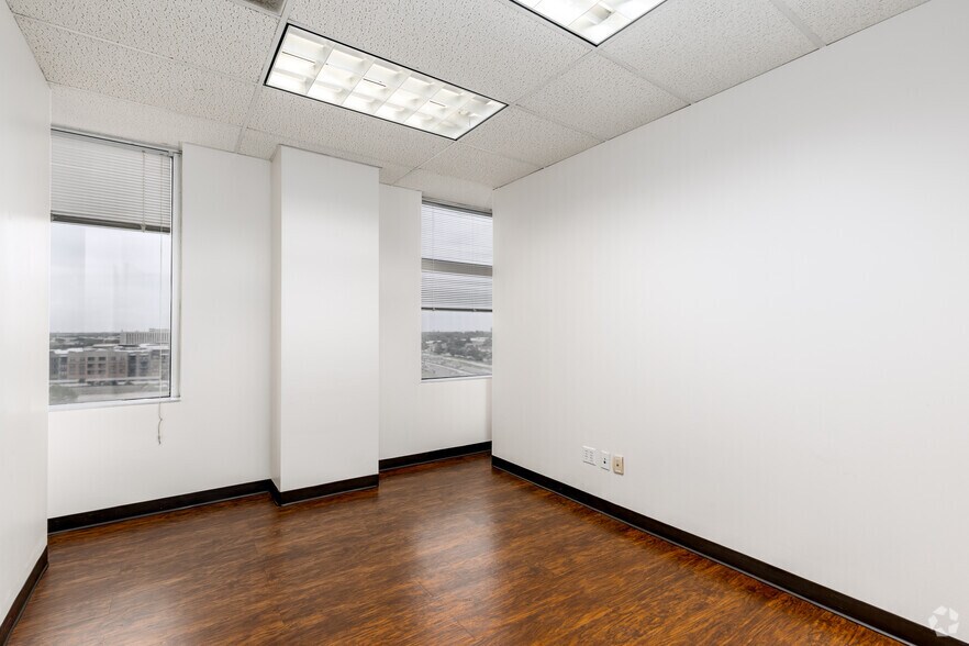 More Photos Of 1111 W Mockingbird Ln, Dallas Office For Sale