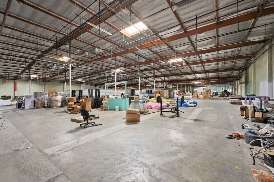 More Photos Of 4916 Cecilia St, Cudahy Warehouse For Lease