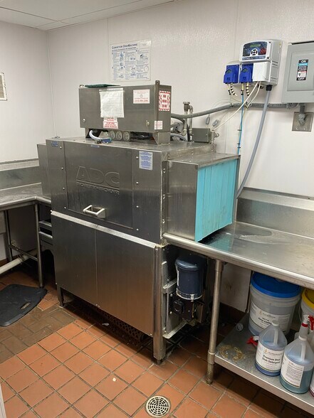 More Photos Of 410 S Clippert St, Lansing Restaurant For Sale