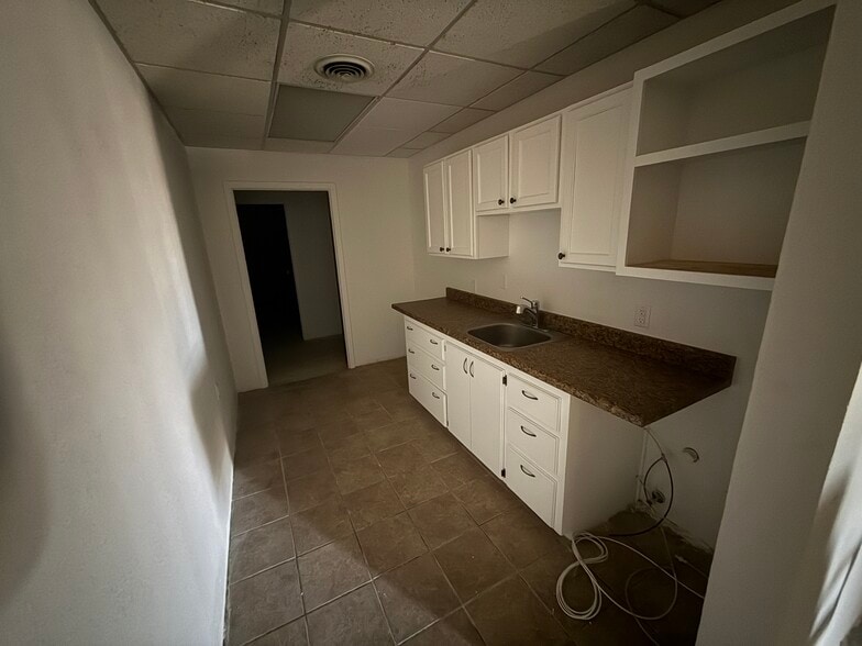 More Photos Of 1011 E 7th St, Odessa Office For Sale