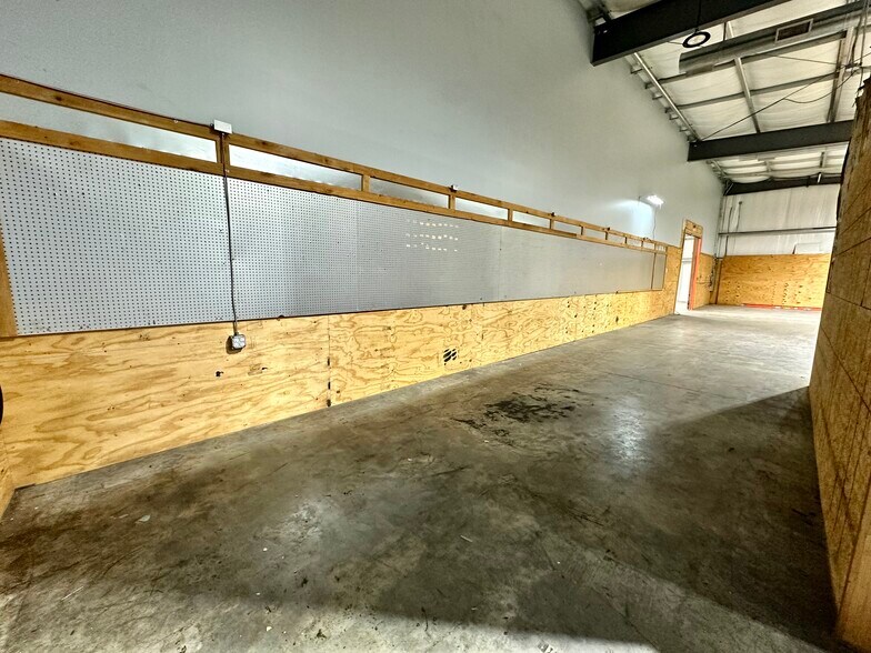 More Photos Of 3710 Jefferson Ave, Texarkana Flex For Lease