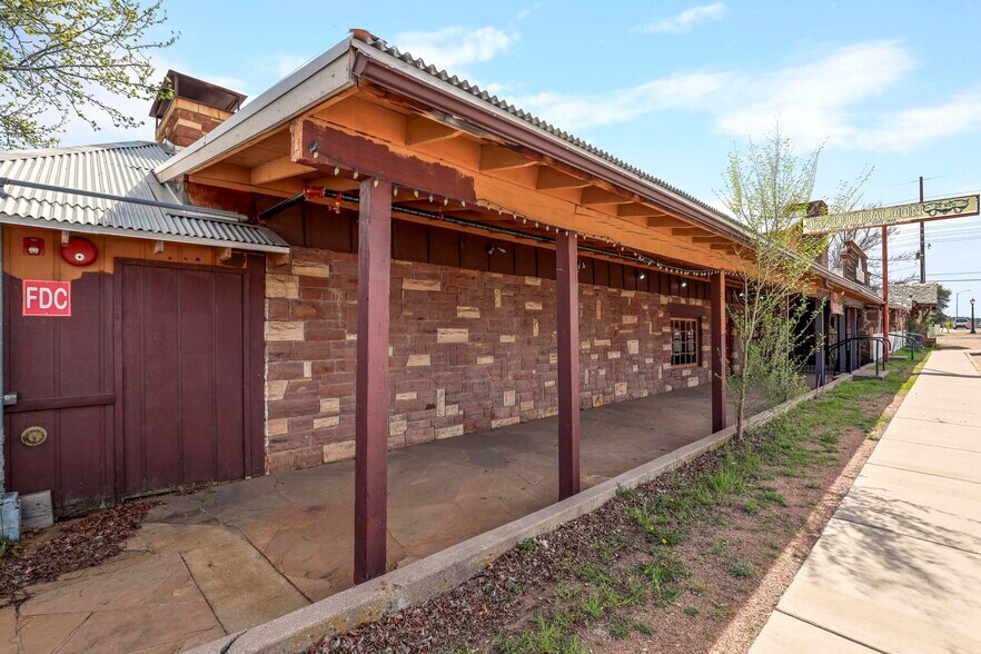 More Photos Of 607 W Main St, Payson Bar For Sale