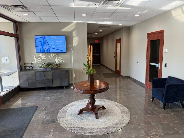 More Photos Of 839 N Perryville Rd, Rockford Office For Lease