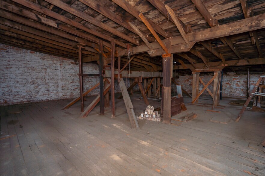 More Photos Of 1 N State St, Lexington Showroom For Sale