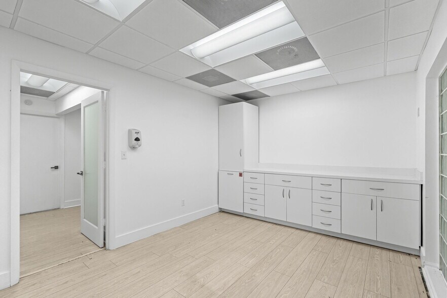 More Photos Of 6330 Manor Ln, South Miami Office For Lease