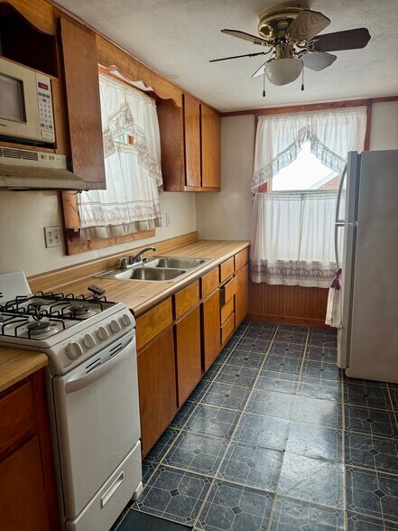 More Photos Of 374 Niles Cortland Rd SE, Warren Specialty For Sale