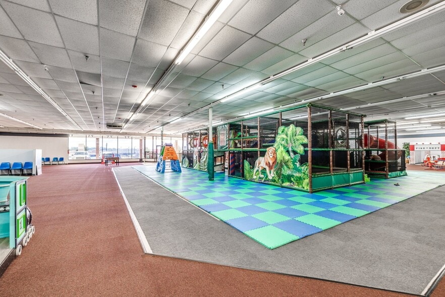 More Photos Of 101-361 N Mustang Rd, Mustang General Retail For Sale