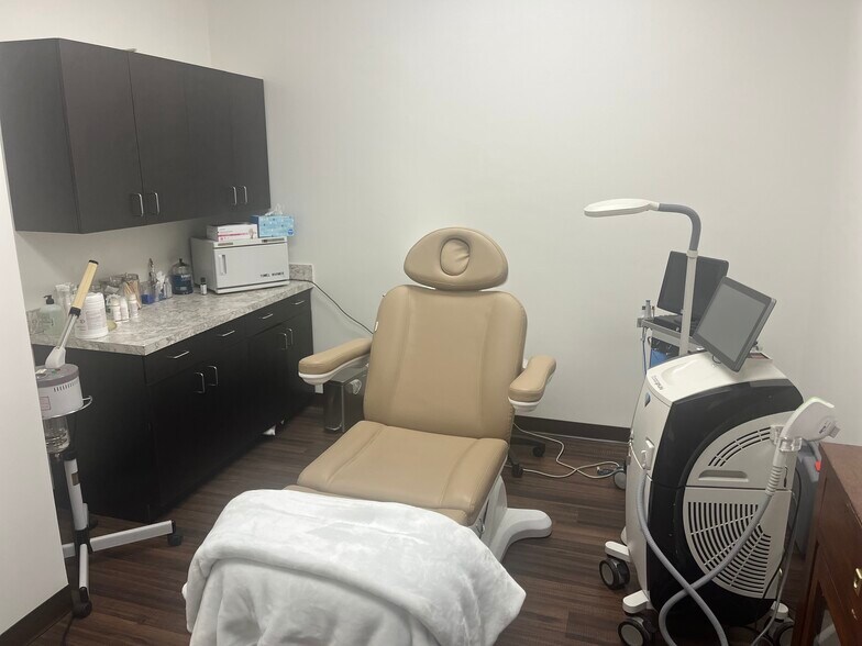 More Photos Of 10000 Research Blvd, Austin Restaurant For Lease